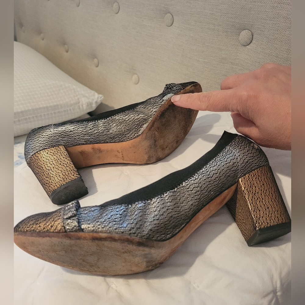 CHANEL Metallic Gold & Black Lace Cap-Toe Pumps – Size 40 (US 9) - Picture 6 of 7